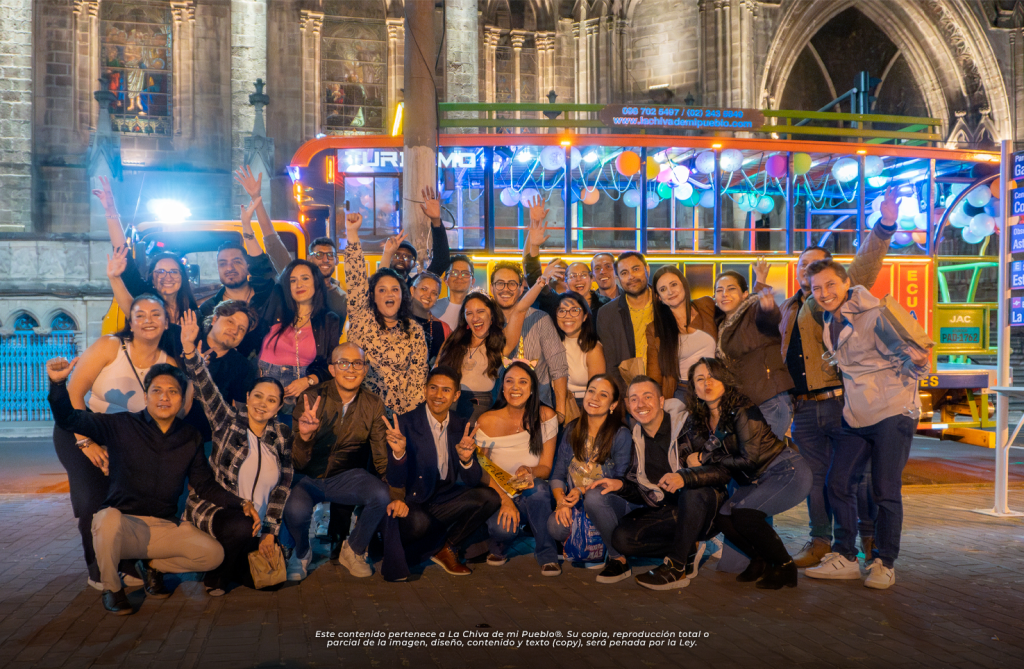 Chiva discoteca en Quito de La Chiva de Mi Pueblo durante un evento nocturno con música, luces y grupo de personas celebrando