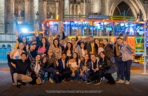 Chiva discoteca en Quito de La Chiva de Mi Pueblo durante un evento nocturno con música, luces y grupo de personas celebrando