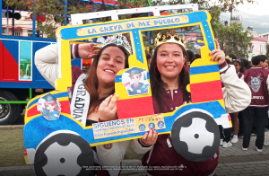 Estudiantes celebrando fin de clases en chiva fiestera con ambiente festivo y música en Ecuador