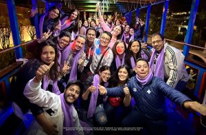 Equipo de trabajo celebrando un evento de Team Building en La Chiva de Mi Pueblo durante un recorrido corporativo en Quito