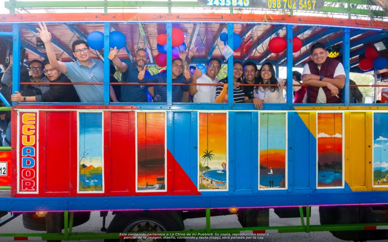 Grupo de pasajeros disfrutando un recorrido en una chiva turística de La Chiva de Mi Pueblo, empresa con 28 años de trayectoria en Ecuador