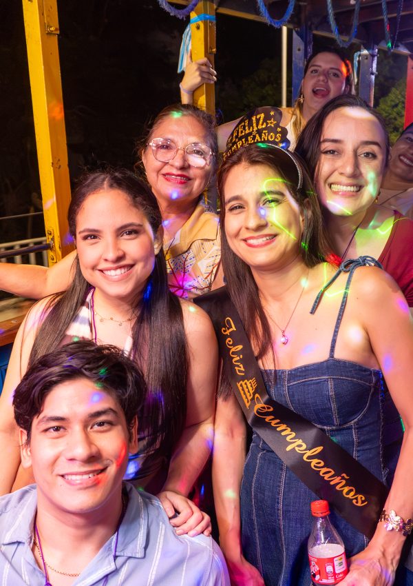 6-chiva-de-mi-pueblo-partybus-fiesta-celebración-baile-tour-quito-manta-guayaquil-ecuador
