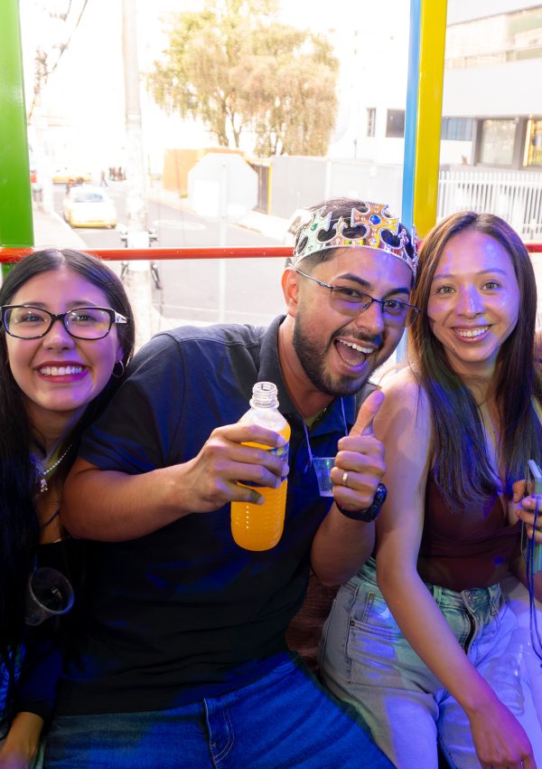7-chiva-de-mi-pueblo-partybus-fiesta-celebración-baile-tour-quito-manta-guayaquil-ecuador