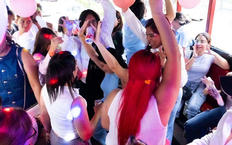gente viajando en una chiva, bailando y divirtiendose