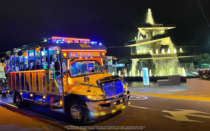 Chiva discoteca en Portoviejo durante recorrido nocturno en Manabí, ideal para cumpleaños, fiestas privadas y eventos familiares