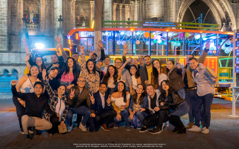 Chiva discoteca en Quito de La Chiva de Mi Pueblo durante un evento nocturno con música, luces y grupo de personas celebrando