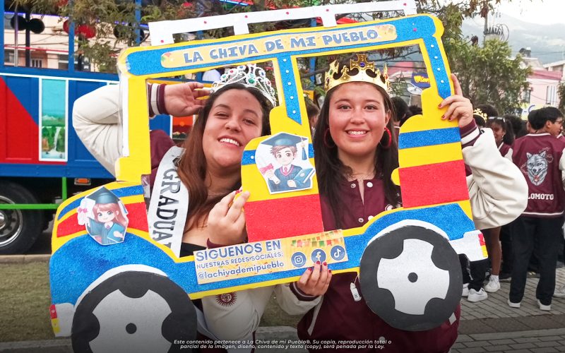 Estudiantes celebrando fin de clases en chiva fiestera con ambiente festivo y música en Ecuador