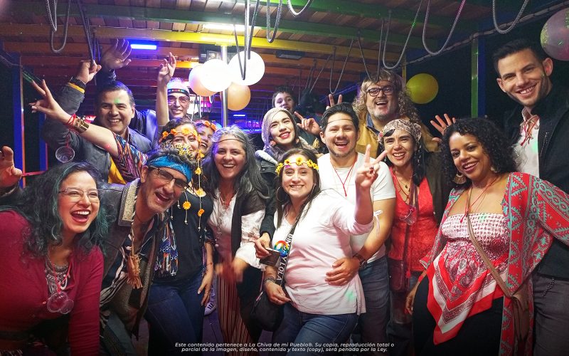 Grupo de amigos y familiares celebrando dentro de La Chiva de Mi Pueblo durante una fiesta nocturna en Ecuador