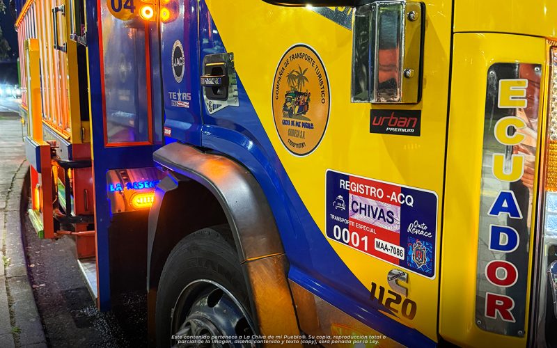 Detalle de chiva turística homologada de La Chiva de Mi Pueblo con registro oficial para transporte especial en Ecuador