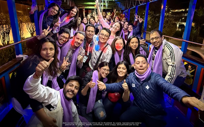 Equipo de trabajo celebrando un evento de Team Building en La Chiva de Mi Pueblo durante un recorrido corporativo en Quito
